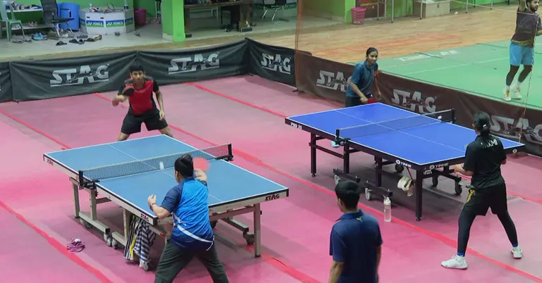 টেবিল টেনিস খেলছেন খেলোয়াররা